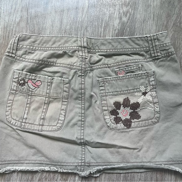 🥀Vintage Tommy Jeans denim skirt 🥀Size 5/fits like a 25-26 🥀Amazing condition - Picture 2 of 4